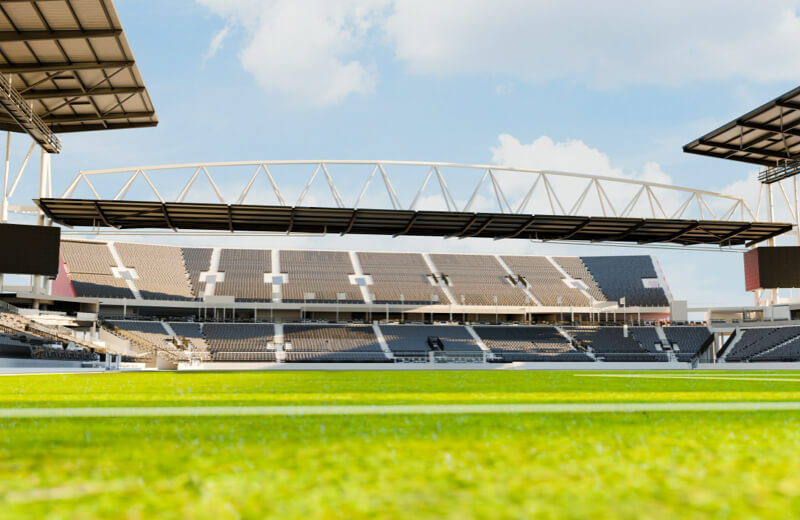 Rendu du côté sud du stade de Toronto, avec de la pelouse verte sous un ciel nuageux