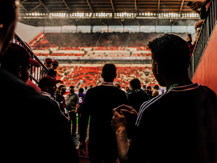 Des joueurs d’Équipe Canada marchent dans le tunnel du stade de Toronto vers une foule pleine à craquer