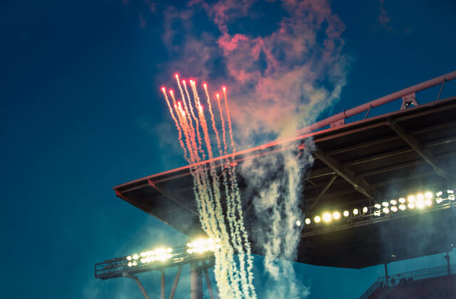 Feux d’artifice de nuit célébrant une victoire au stade de Toronto