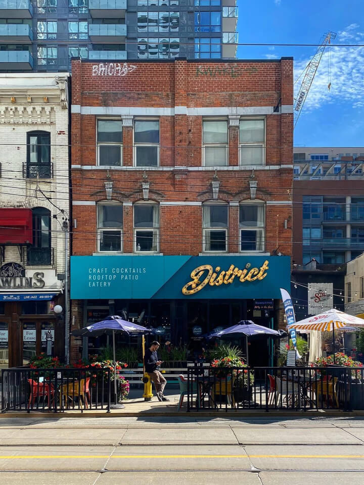 Restaurants et boutiques du quartier du divertissement de la rue King Ouest à Toronto