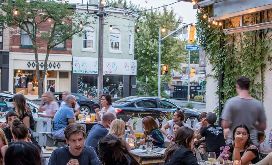 Terrasse d’une brasserie en plein été sur la rue Ossington
