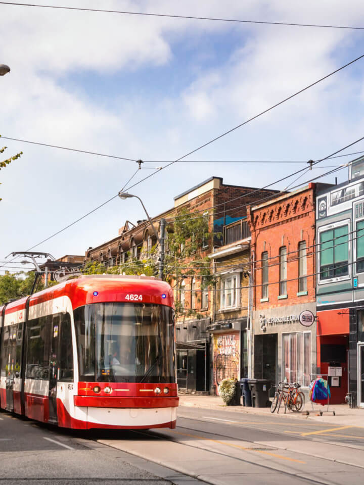 Un tramway de Toronto descend une rue du quartier Parkdale